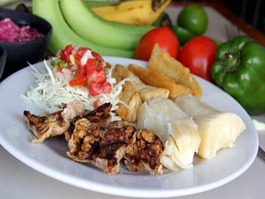 Yuca con Chicharrón Vigorón.