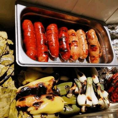 Pieza de salchichon asado en las brazas