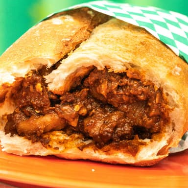Bolillo con Guisado