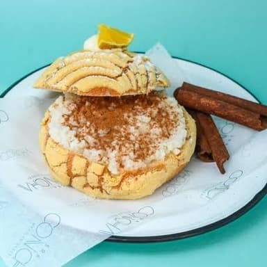Concha rellena de arroz con leche