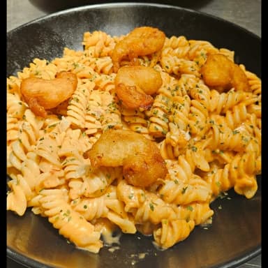 Pasta Alfredo Chipotle con Camarones Crispy Copiar