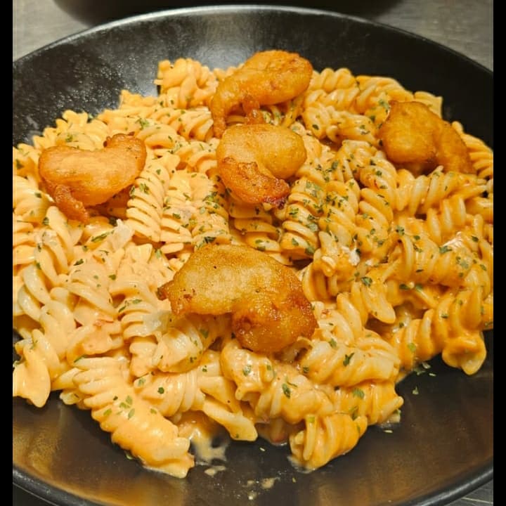 Pasta Alfredo Chipotle con Camarones Crispy Copiar