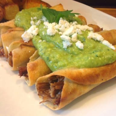 Tacos Dorados de Pollo + Cónsome