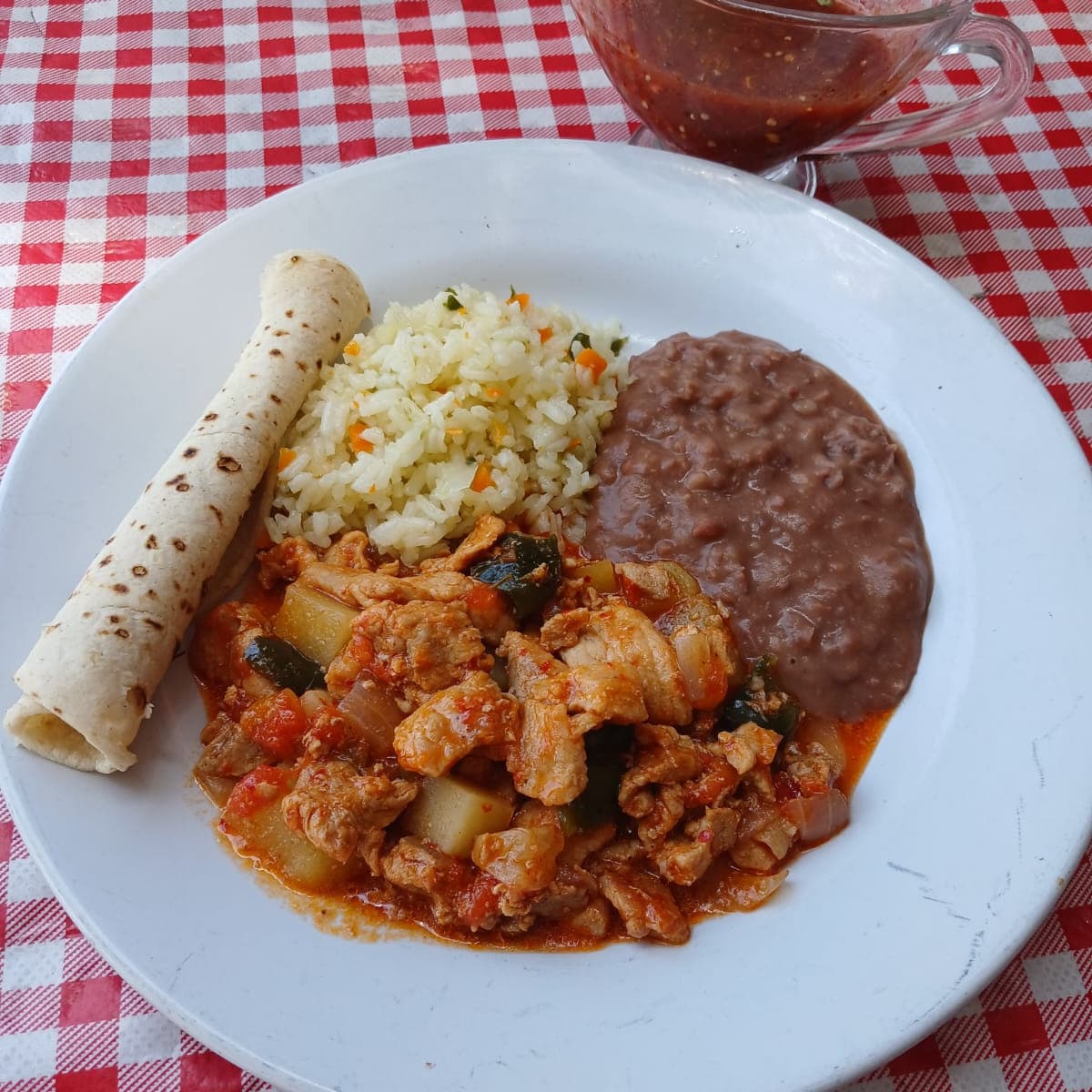 Carne a la Mexicana con Arroz y Frijoles
