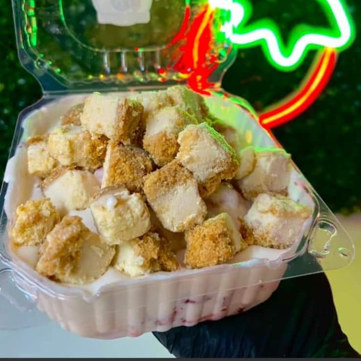 Charola Fresas con Crema y cheesecake 550gr