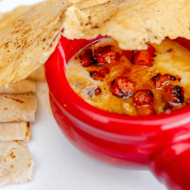 Cazuelita de Queso Fundido con Longaniza