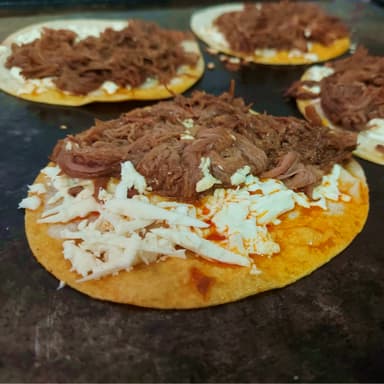 Quesabirria de res con tortilla de maiz