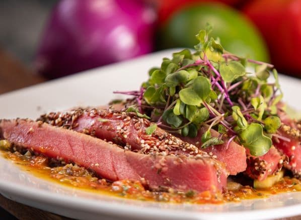 Atún encostrado con salsa limoncillo