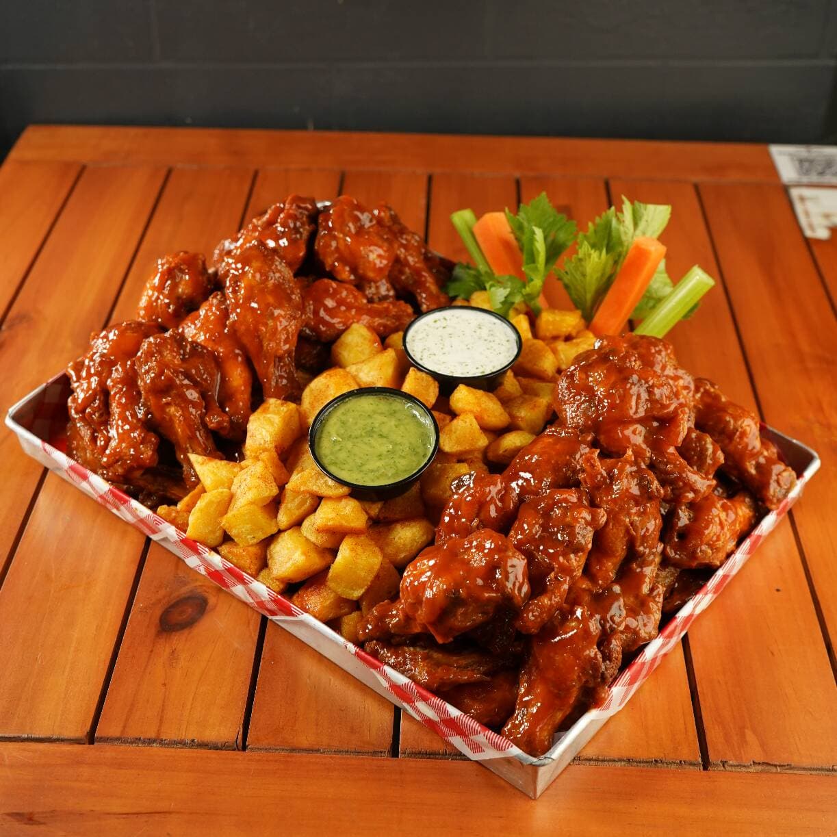 Combo 4 Alitas con Papas Criollas x 50 uds