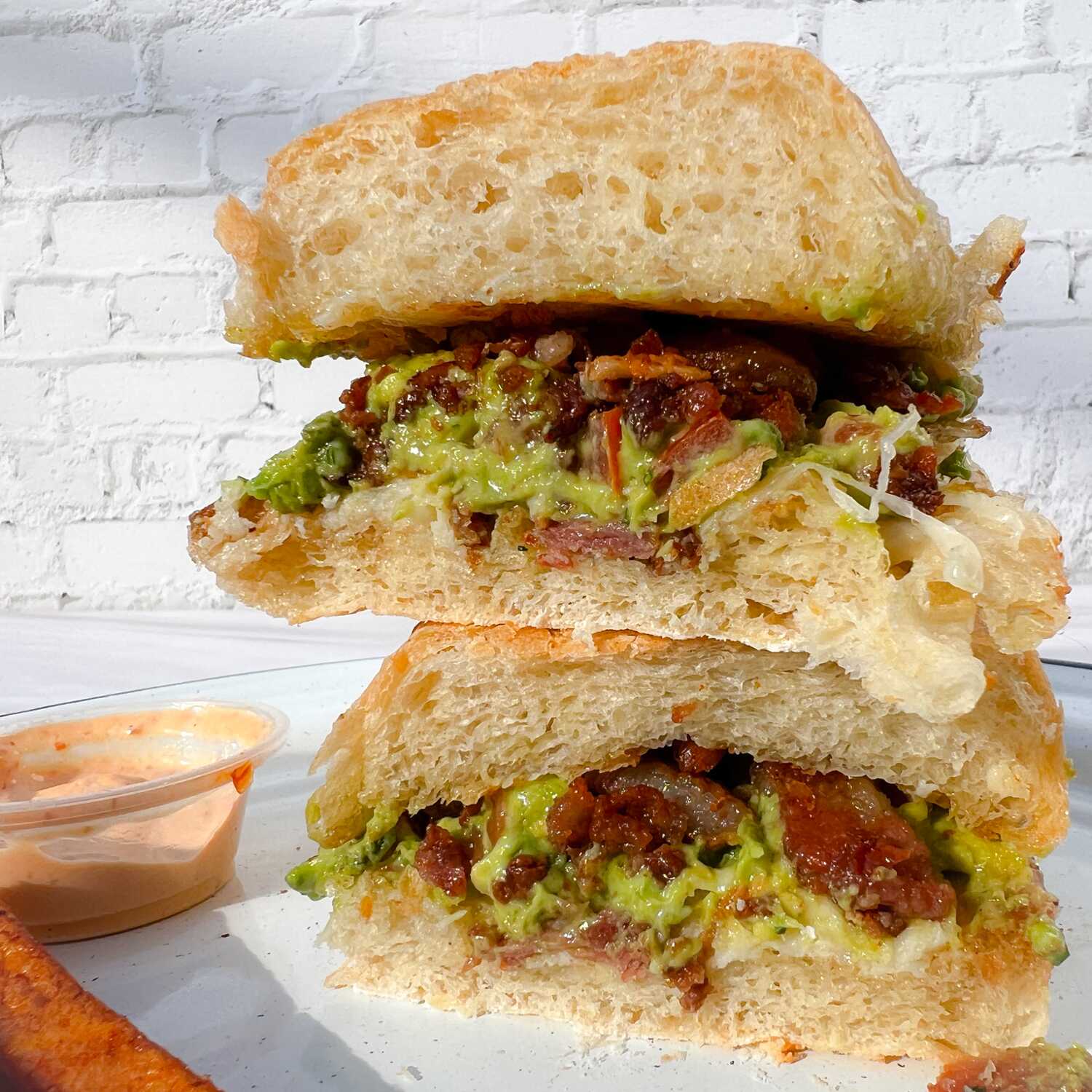 Sándwich Beacon Guacamole con Papas