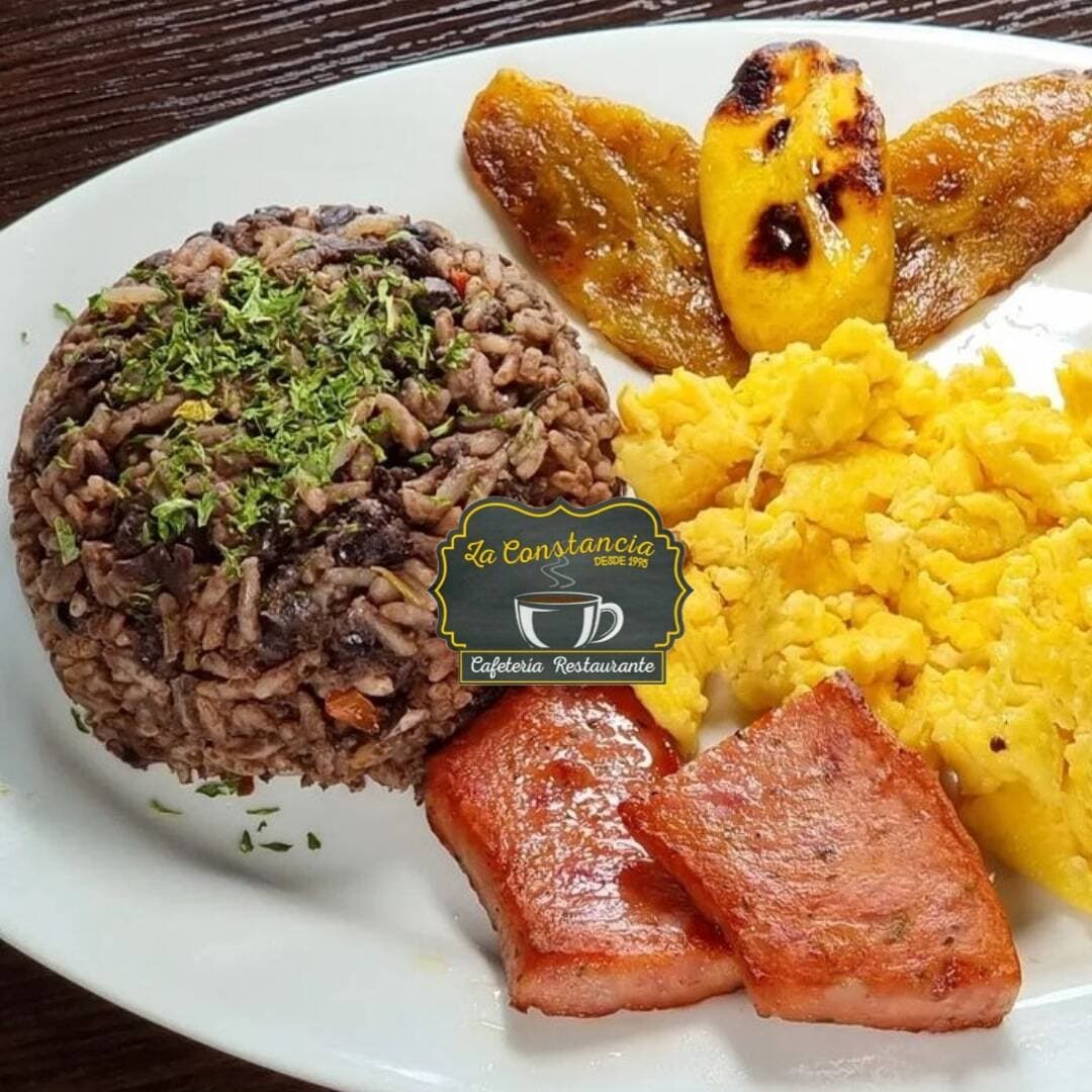 Delicioso Gallo Pinto con Salchi y Huevo Revuelto