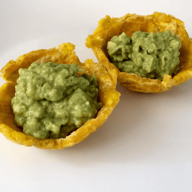Patacón Acompañado de Guacamole y Frijol Molido