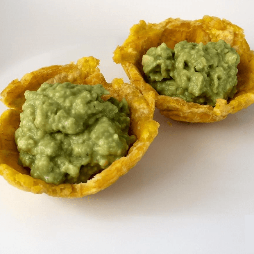 Patacón Acompañado de Guacamole y Frijol Molido
