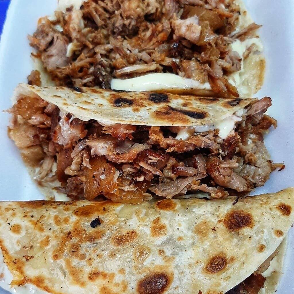 Quesadilla montada de carnitas