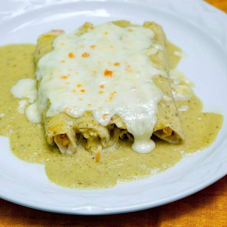 Combo Enchiladas Suizas + Agua del día 335 ml