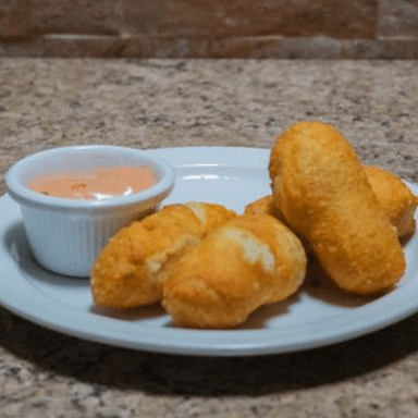 Palitos de Queso en Salsa Rosada