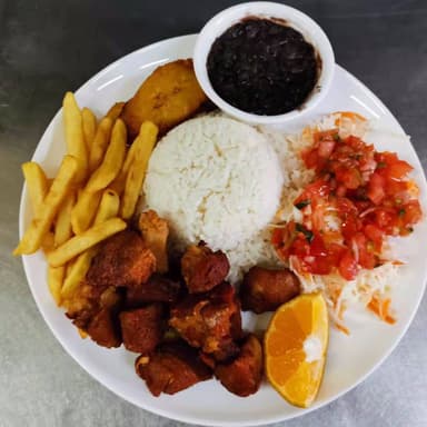 Casado con Pescado Empanizado + Bebida Natural