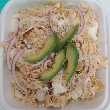 Chilaquiles Con Pollo + Café + Fruta