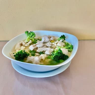 Sopa de fideos con pollo