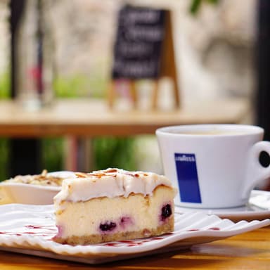 Rebanada de Pastel Queso con Cereza