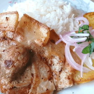Chuleta Dorada con Papas Fritas y Arroz
