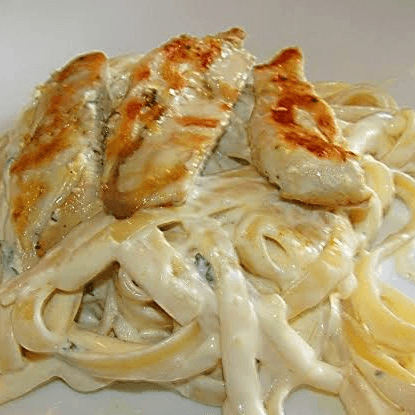 TALLARINES A LA MANTEQUILLA CON FILETE DE PECHUGA