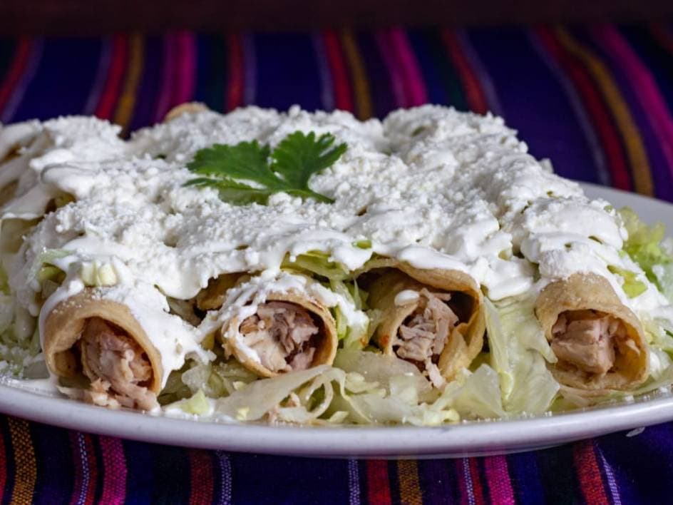 Tacos dorados con queso