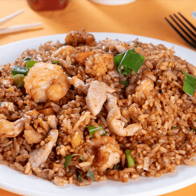 Entero de Arroz Frito con Pollo y Camarones