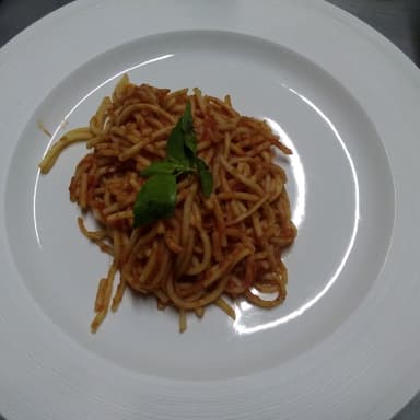 Spaghetti en Salsa de Tomate con Albahaca