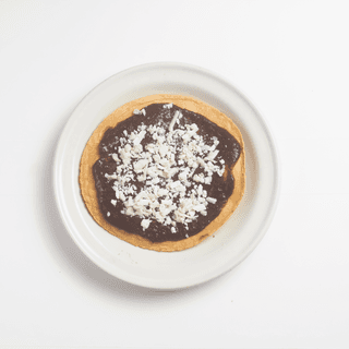 Tostada de Frijol con queso