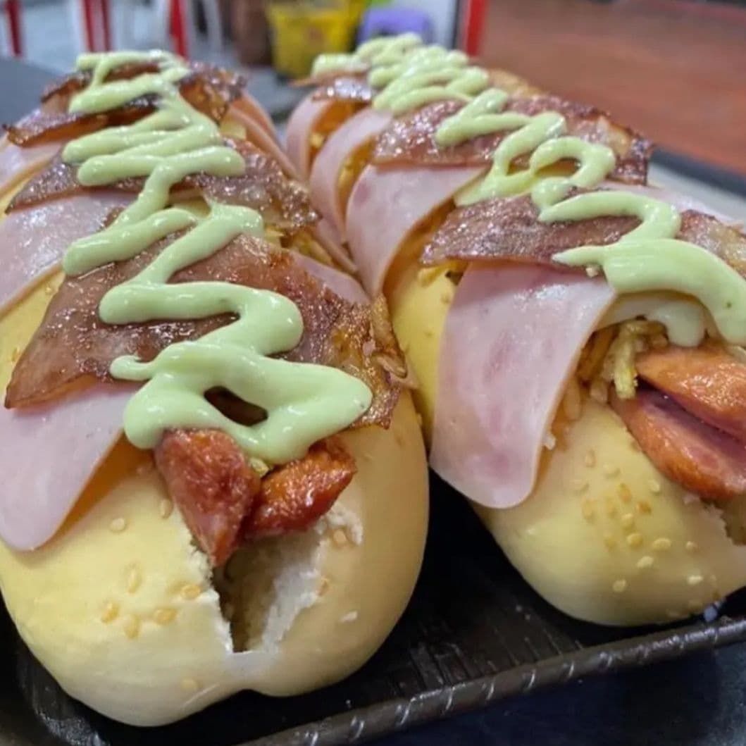 2 X 1 Perros TOCINETA Gratinado + Papas Francesas