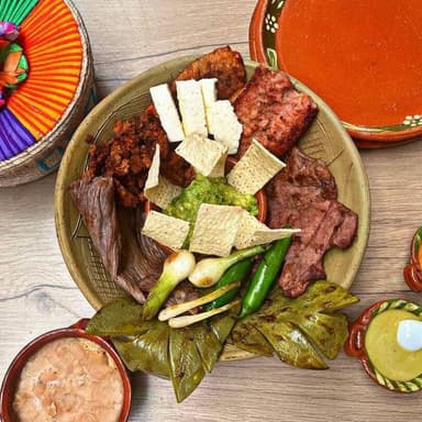 Molcajete 380gm de Carnes  y Guarniciones.