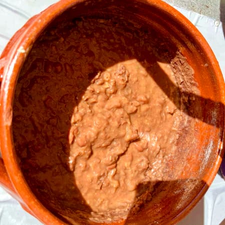 Frijol Refrito con Chicharron