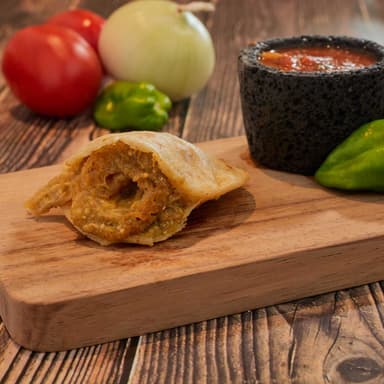 Gordita Chicharrón Guisado en Salsa Verde