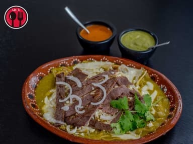 Chilaquiles con Bistec Encebollado