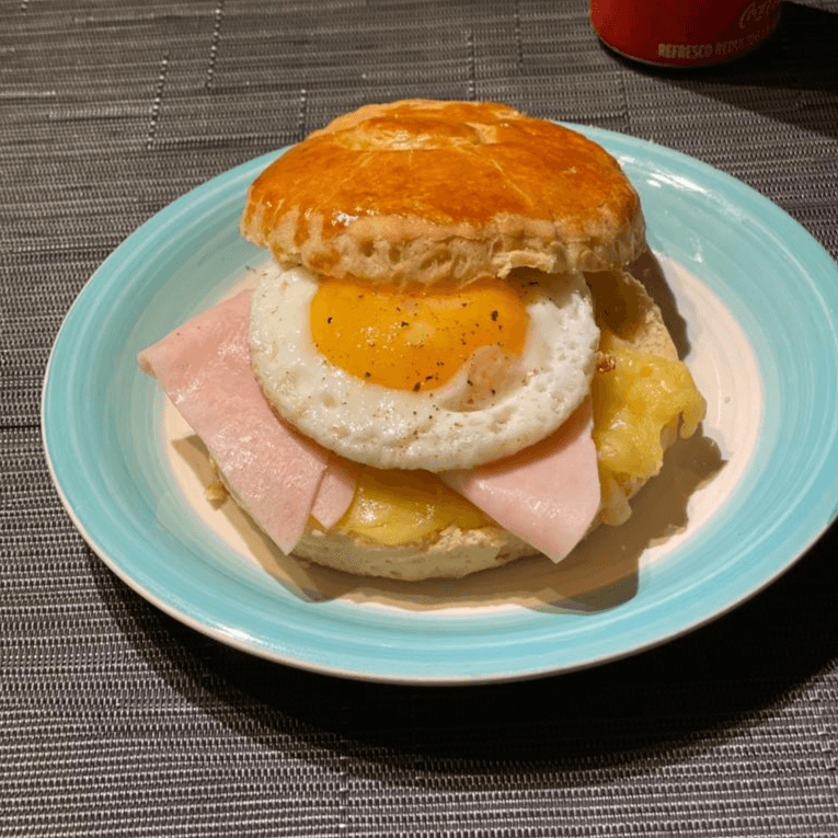 Bísquet Relleno de Jamón, Queso y Huevo Estrellado