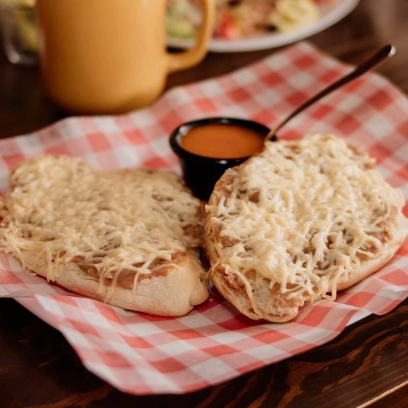 Mollete con Chicharrón