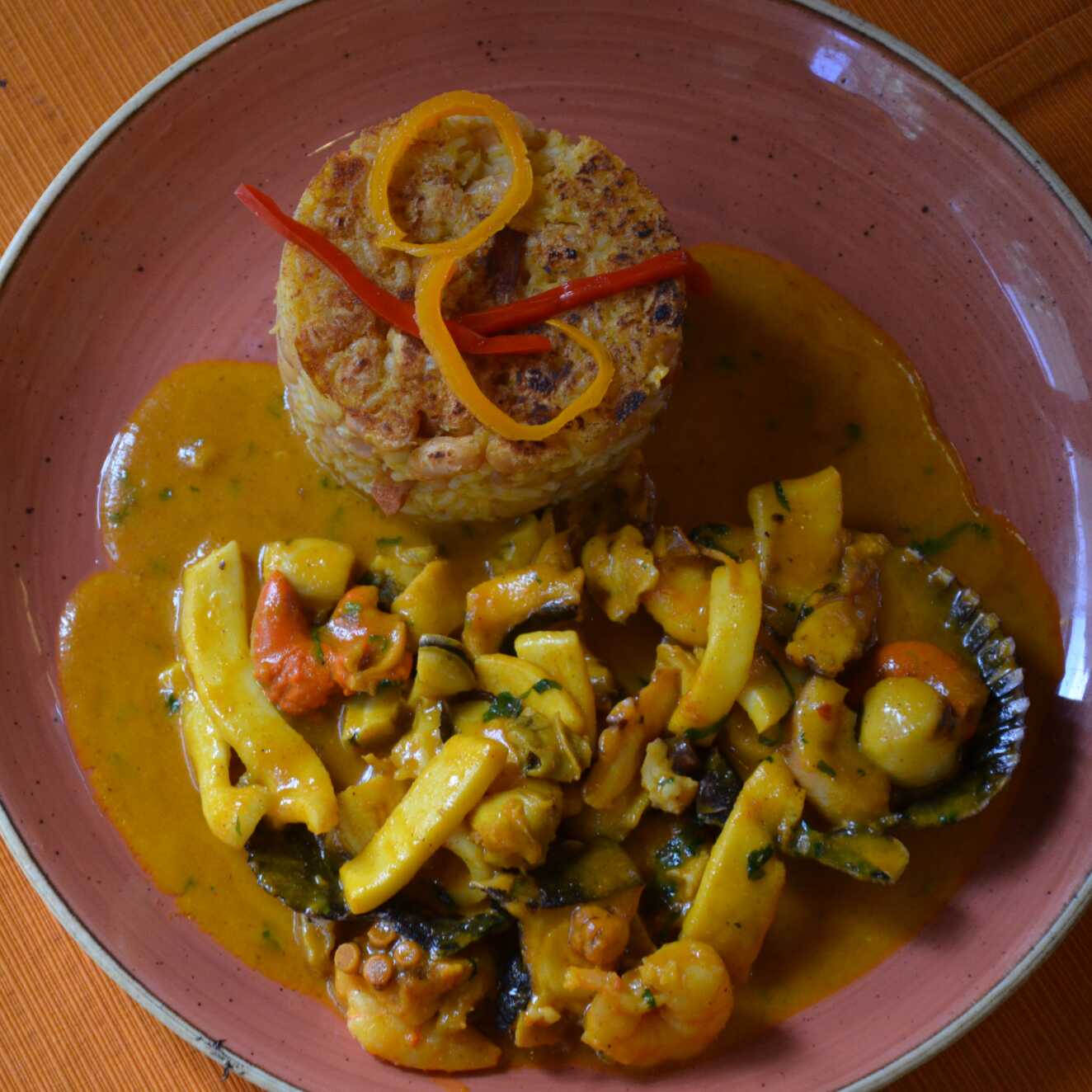 Tacu Tacu con Picante de Mariscos