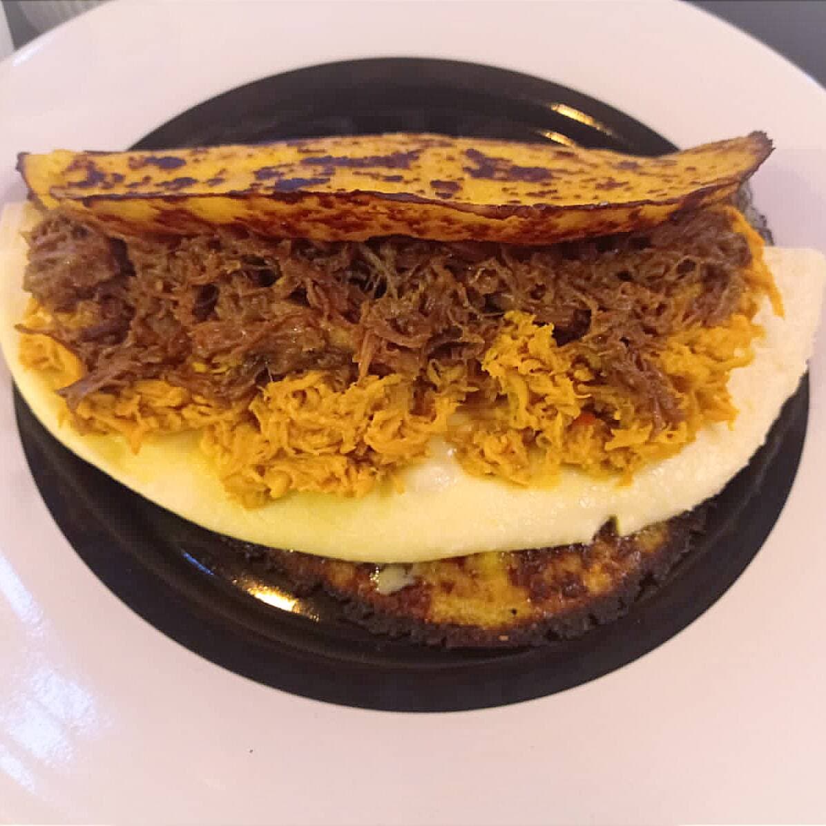Cachapa mixta con queso de mano