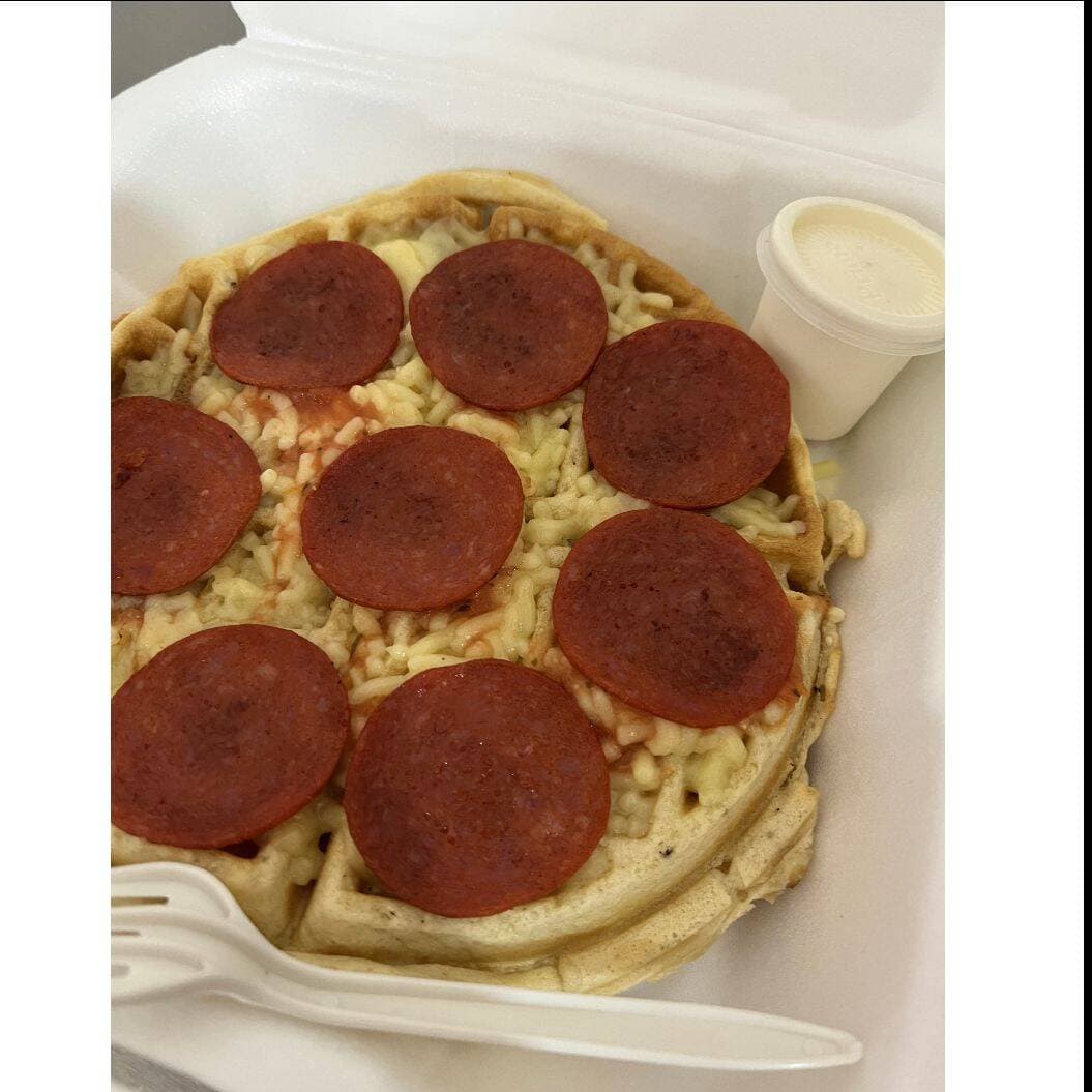 Waffle Salado con Refresco