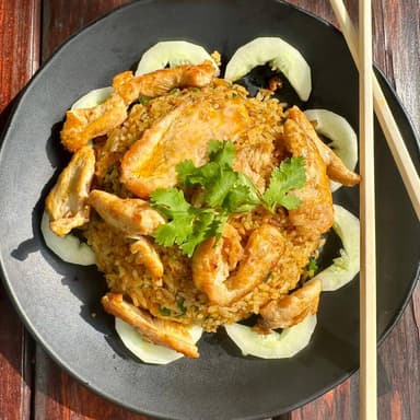 Arroz curry frito con pollo