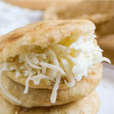 Arepa de Chicharrón ( Rellena de Queso)