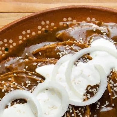 Enmoladas con pollo + vaso de agua del día