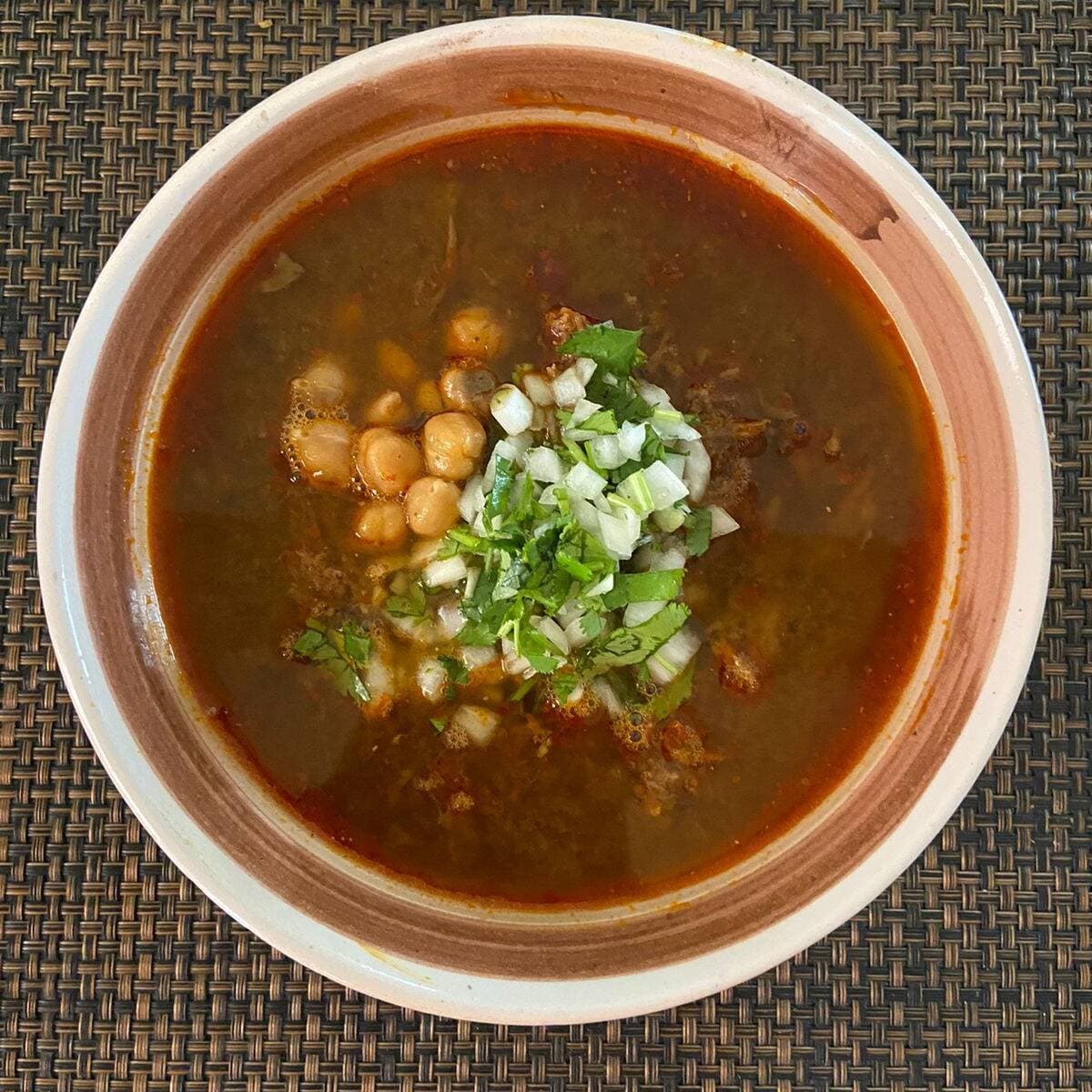 1 L. Consomé con garbanzos