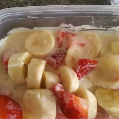 Plátanos y fresas con crema