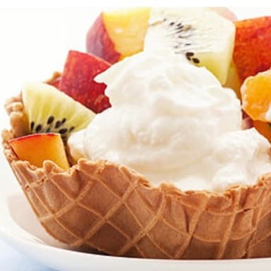 Concha con helado y fruta
