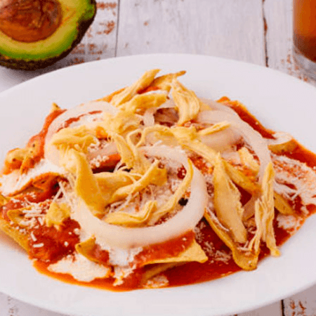 Chilaquiles rojos con pollo