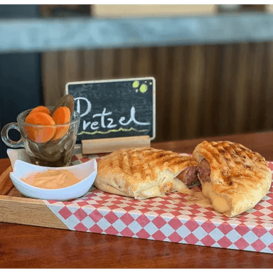 Pretzel de Salchicha Polaca