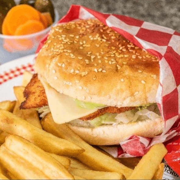 Hamburguesa de Res o Pollo con Papas