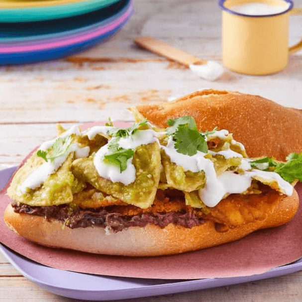 Torta de Chilaquiles con Fajitas de Milanesa